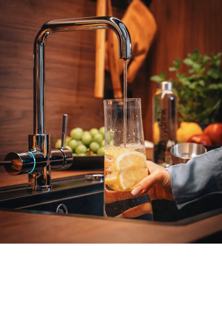 easydrink Wassersystem füllt Glas mit Wasser und Zitrone